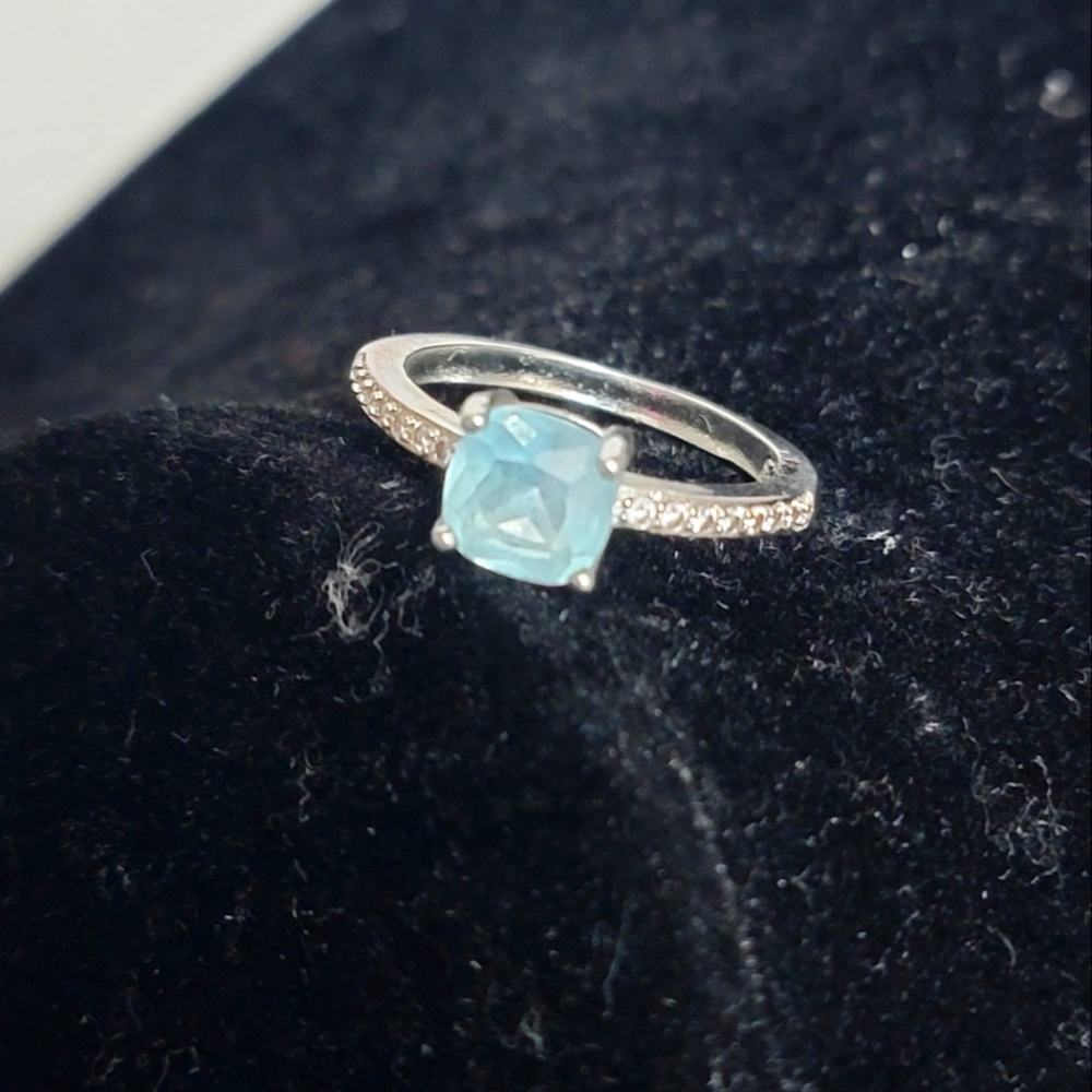 Aquamarine ring with crystal